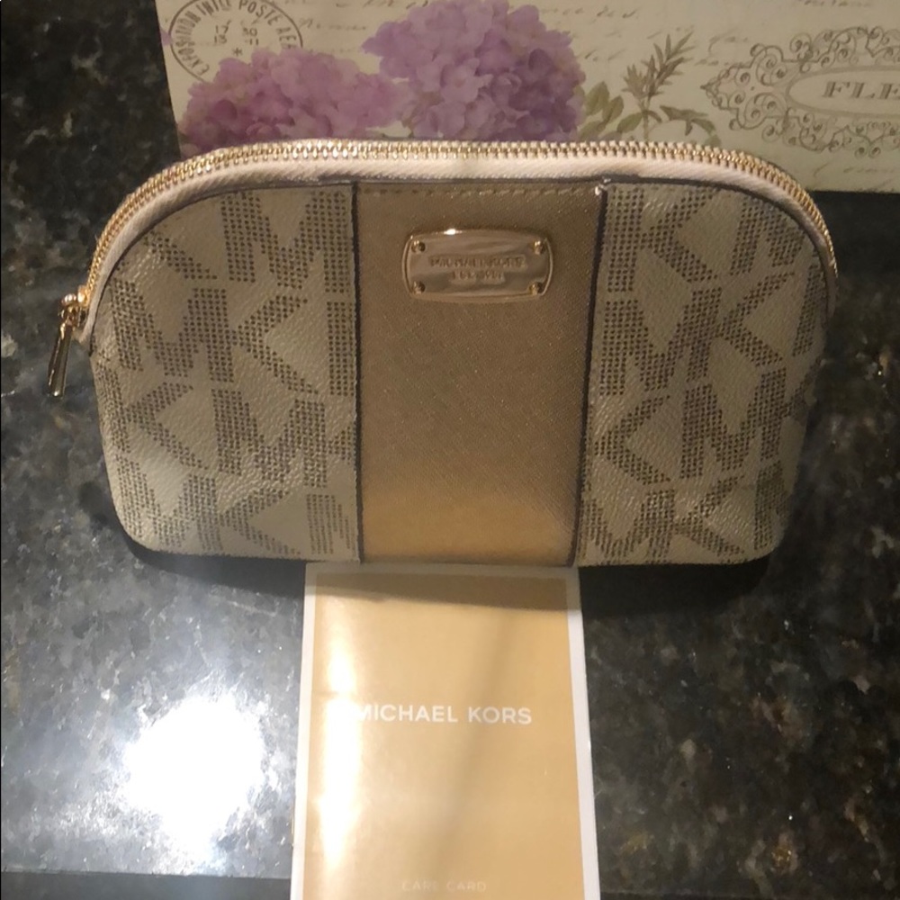 Michael kors cosmetic bag.👝💄